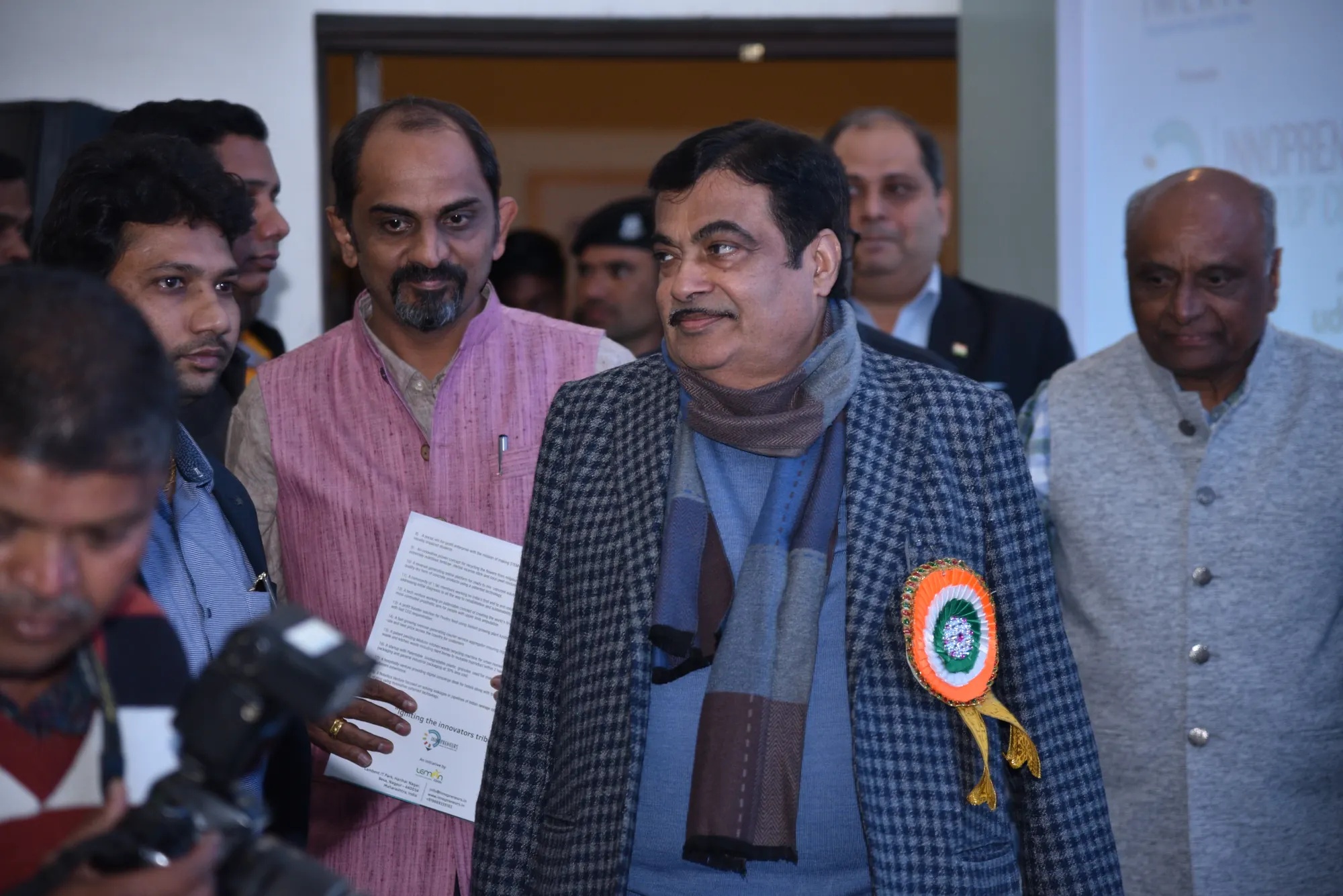 Deepak Menaria, wearing pink, beside Nitin Gadkari at a Lemon Ideas programme