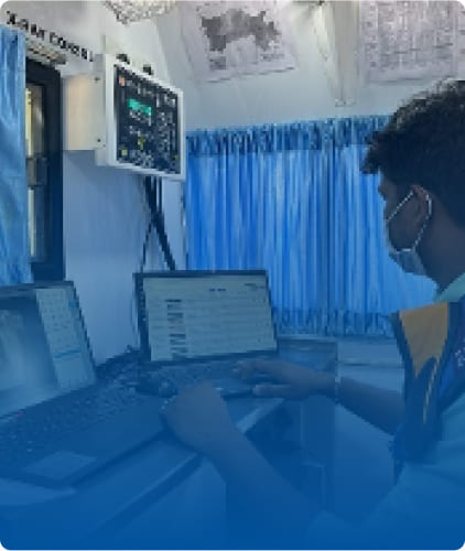 Operator using a workstation in a mobile screening setting shown by DeepTek