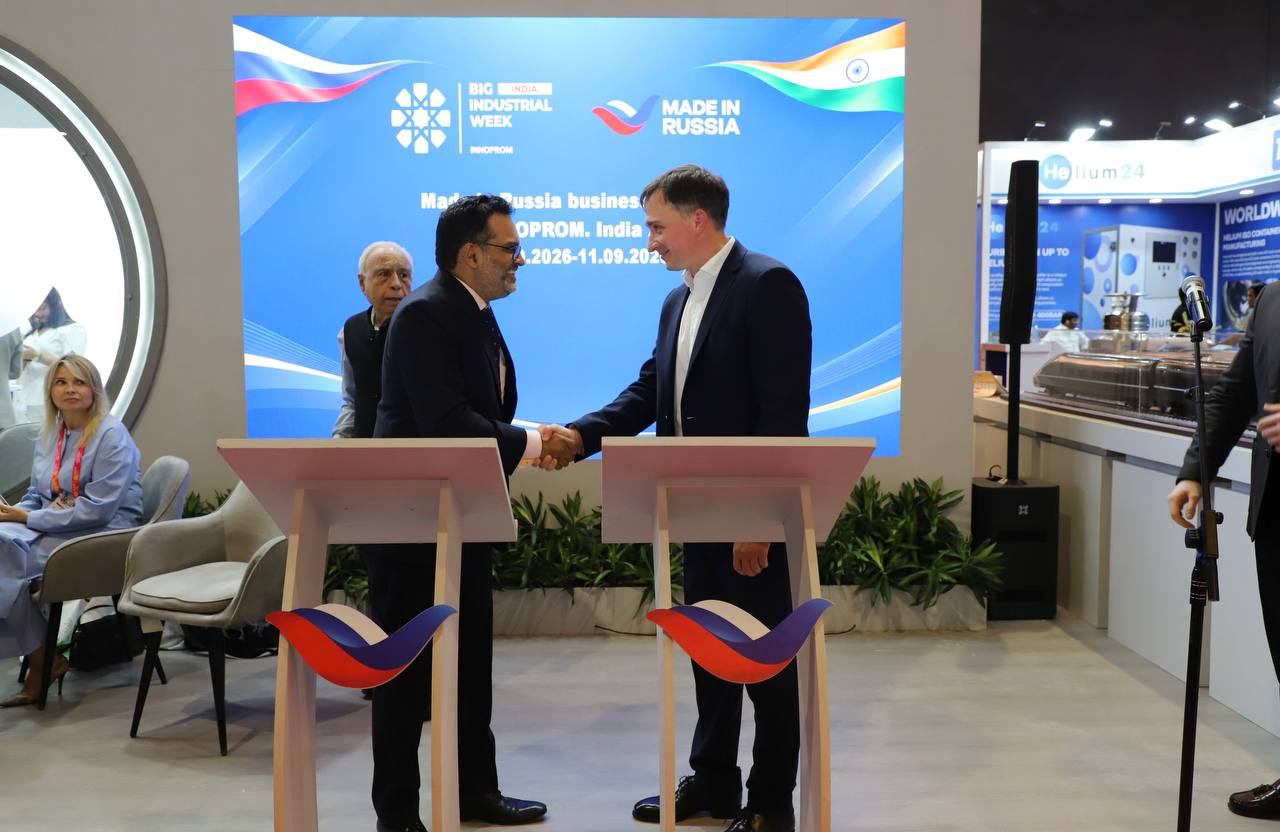 Devang Shah and Dmitry Bolotsky shake hands at an agreement-signing event at Innoprom.India