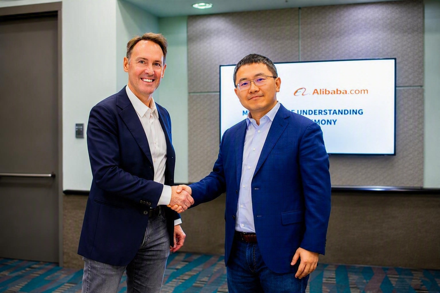 Tim Robertson and Kuo Zhang at the DHL and Alibaba.com agreement announcement