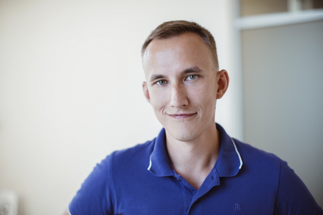 Dmytro Piskaryov in a blue polo shirt, in a press photograph accompanying his 2022 Netpeak interview