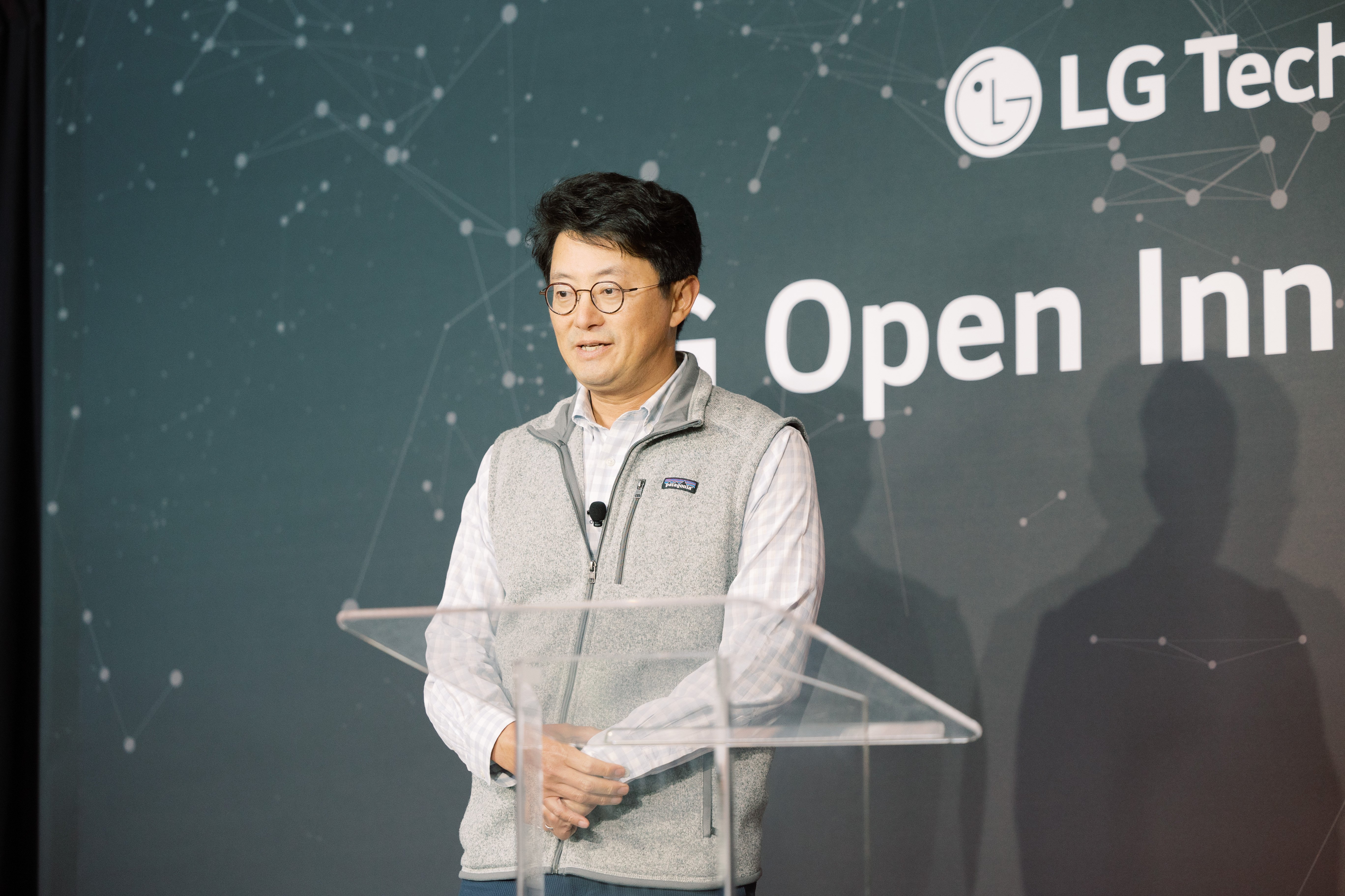 Dong-Su Kim speaking behind a lectern at the LG Open Innovation Summit in 2023