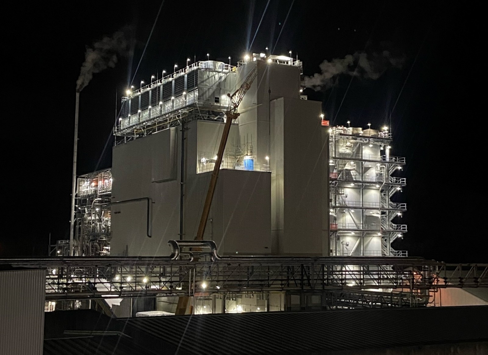 Illuminated towers and pipework at Eastman’s Kingsport methanolysis facility at night