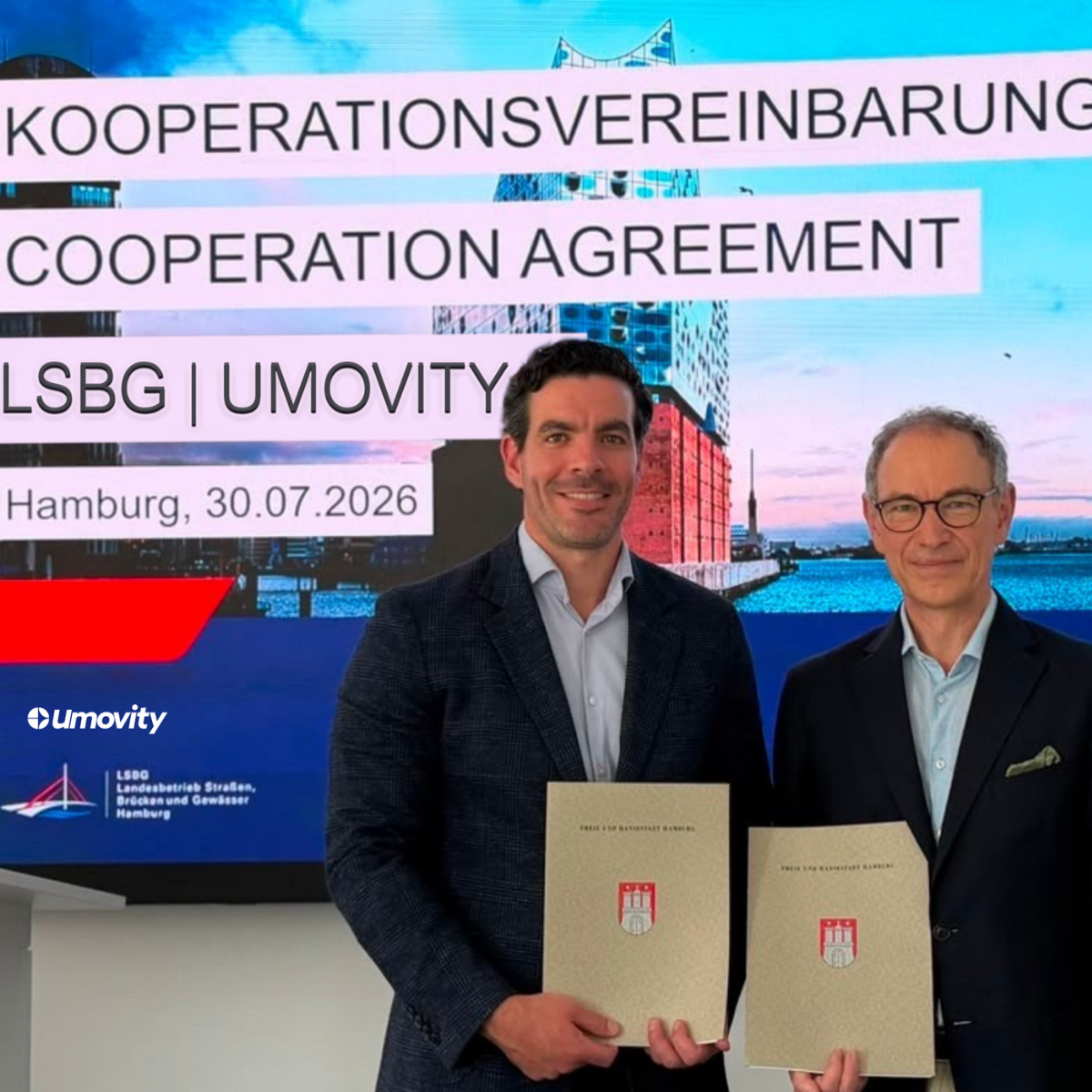 PTV Group’s Nick Ghia and Hamburg official Christoph Heel signing the traffic technology agreement