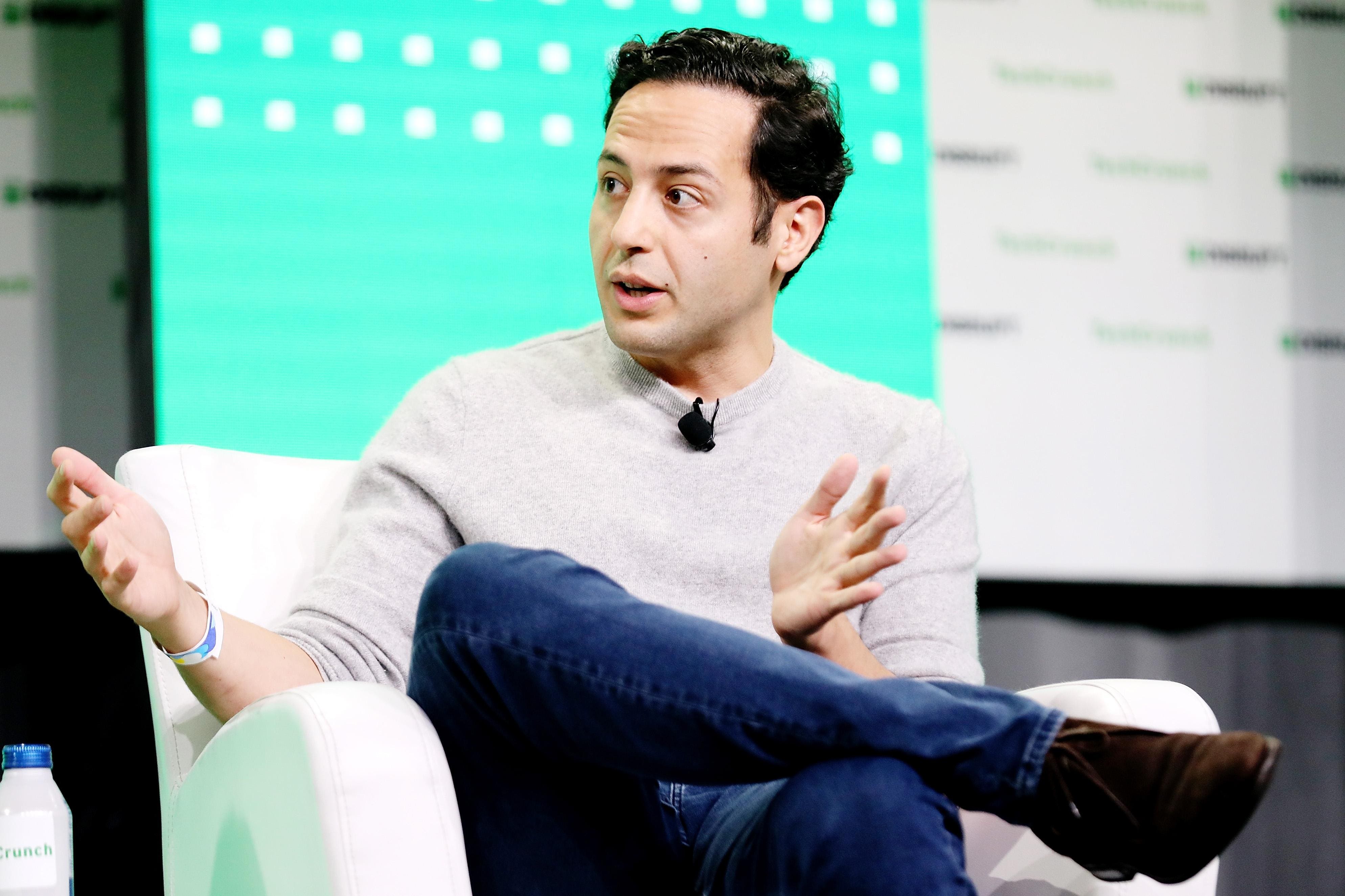 Eduardo Vivas speaking onstage, seated with a microphone