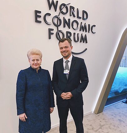Einaras von Gravrock beside Lithuania’s then-president Dalia Grybauskaitė at the World Economic Forum