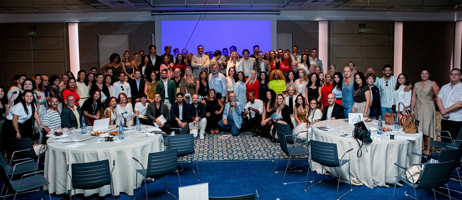 Participants gathered around tables at the September 2026 Liderar para transformar event in Marbella