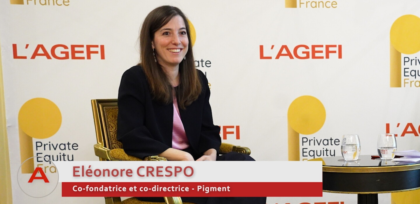 Eléonore Crespo speaking during a seated business event in Paris