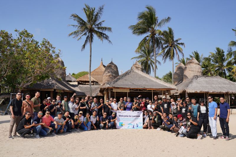 Erajaya and bolttech colleagues gathered outdoors at their partnership workshop in Lombok