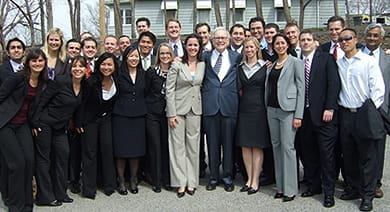 Warren Buffett standing with a group of Kellogg students outside in spring 2009
