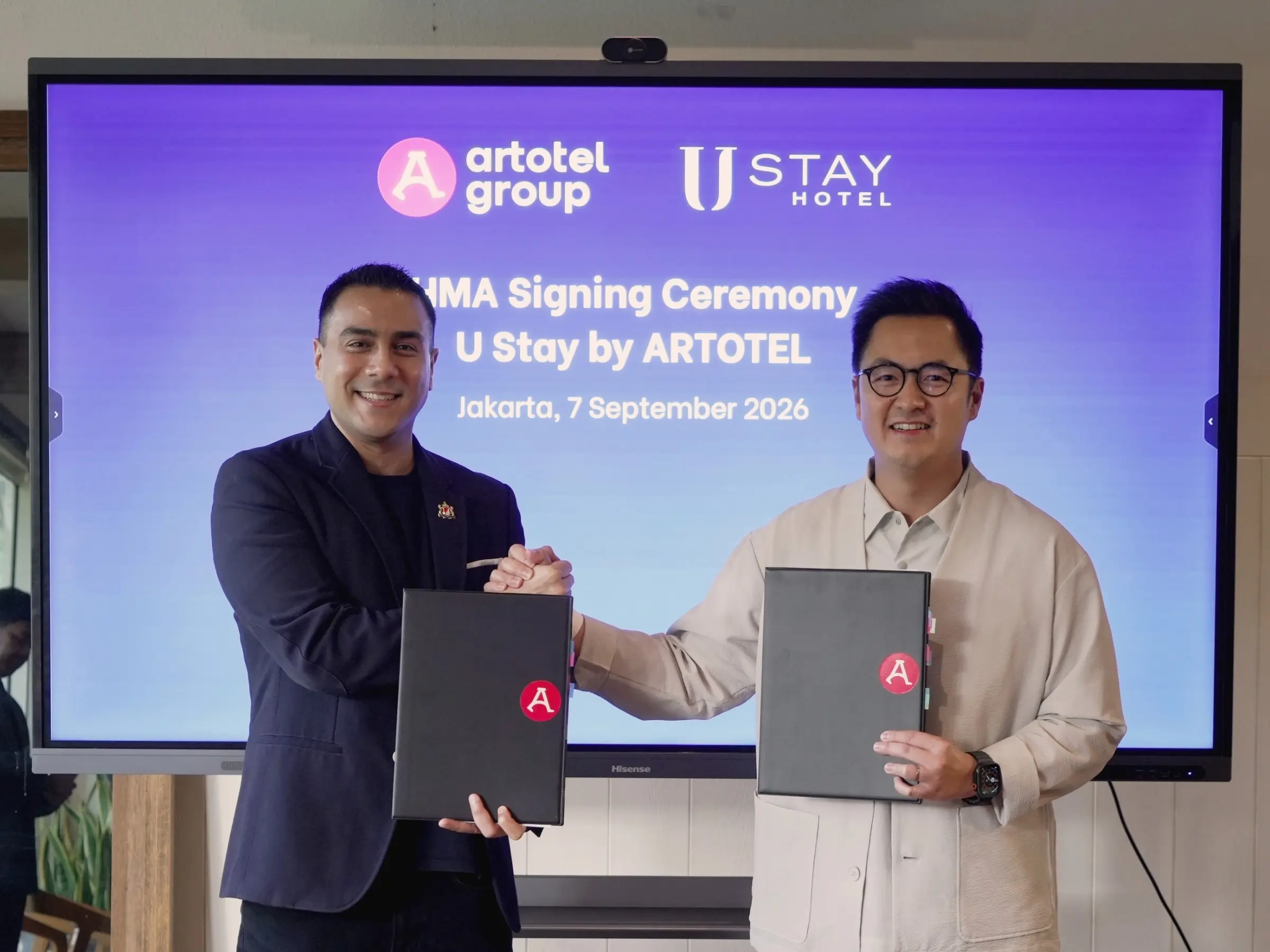 Nofel Saleh Hilabi and Erastus Radjimin at the U Stay hotel management agreement signing