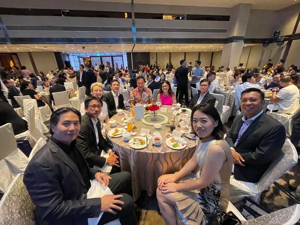 Plover group gathered around a table at Singapore Airlines’ 2023 appreciation dinner