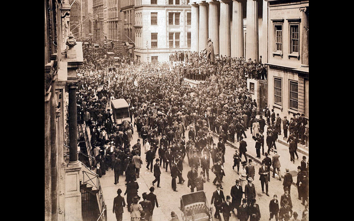 Crowd gathered on Wall Street during the financial panic of 1907