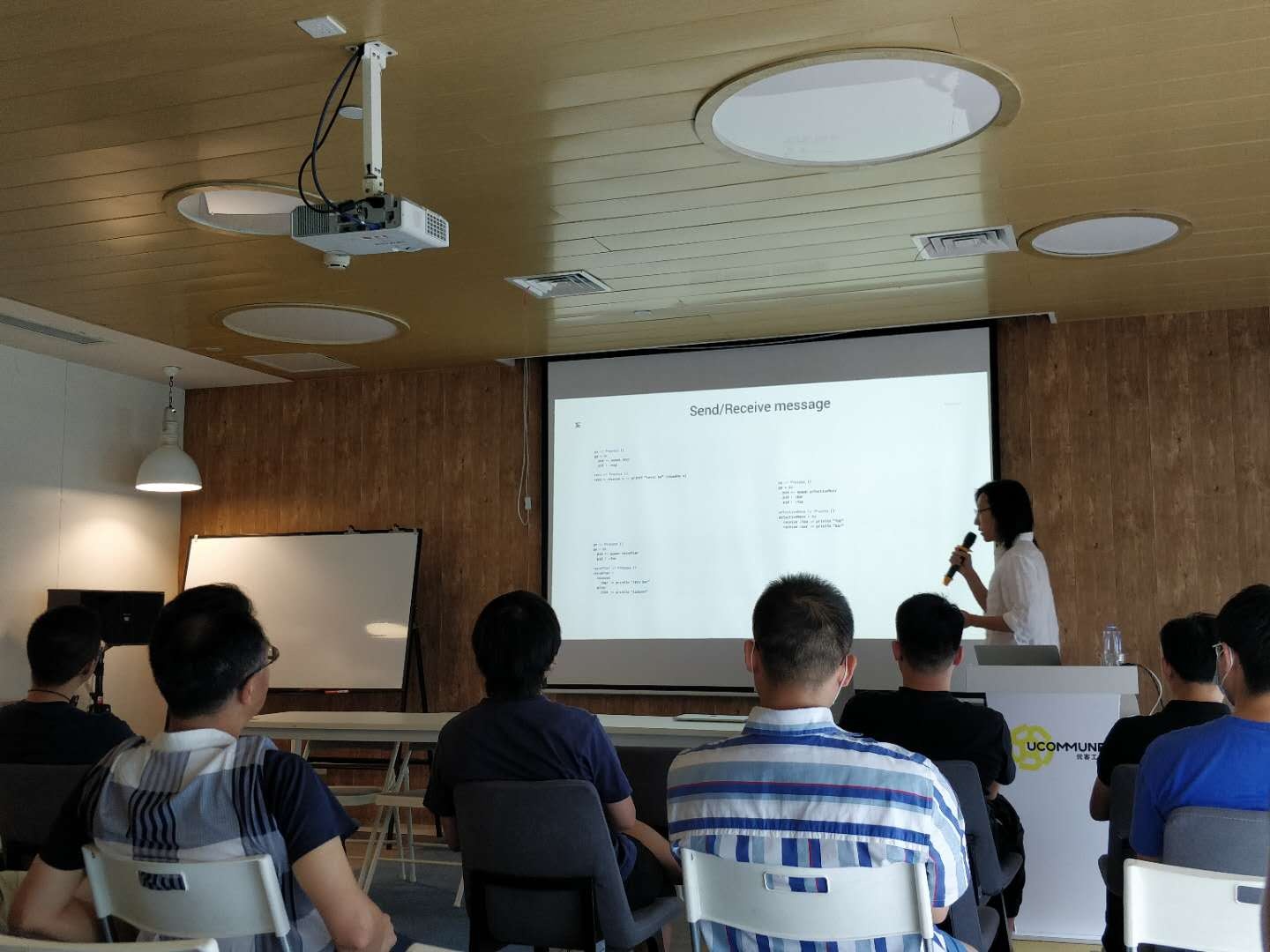 Feng Lee presenting code to seated developers at EMQ’s Chengdu meetup in 2020
