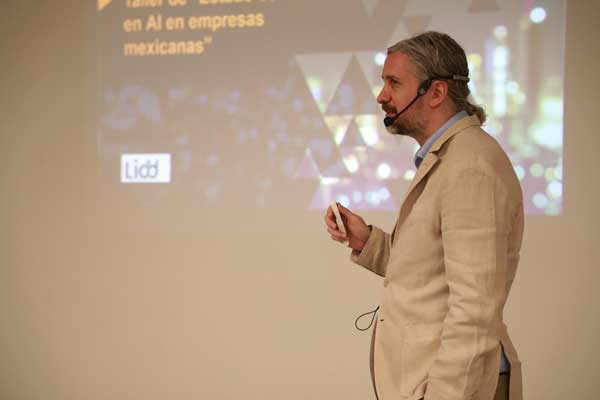 Fernando Leibowich Beker speaking with a headset microphone at Universidad Don Bosco