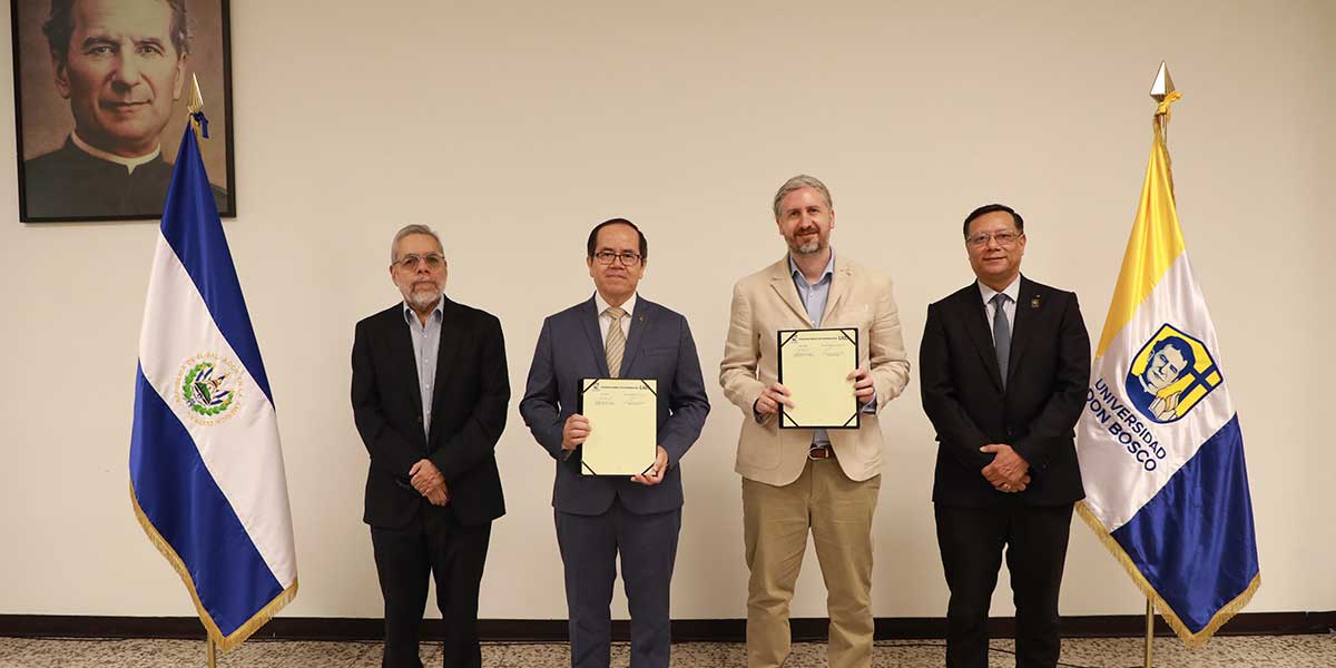 Fernando Leibowich Beker, second from right, holding the signed agreement alongside Universidad Don Bosco representatives