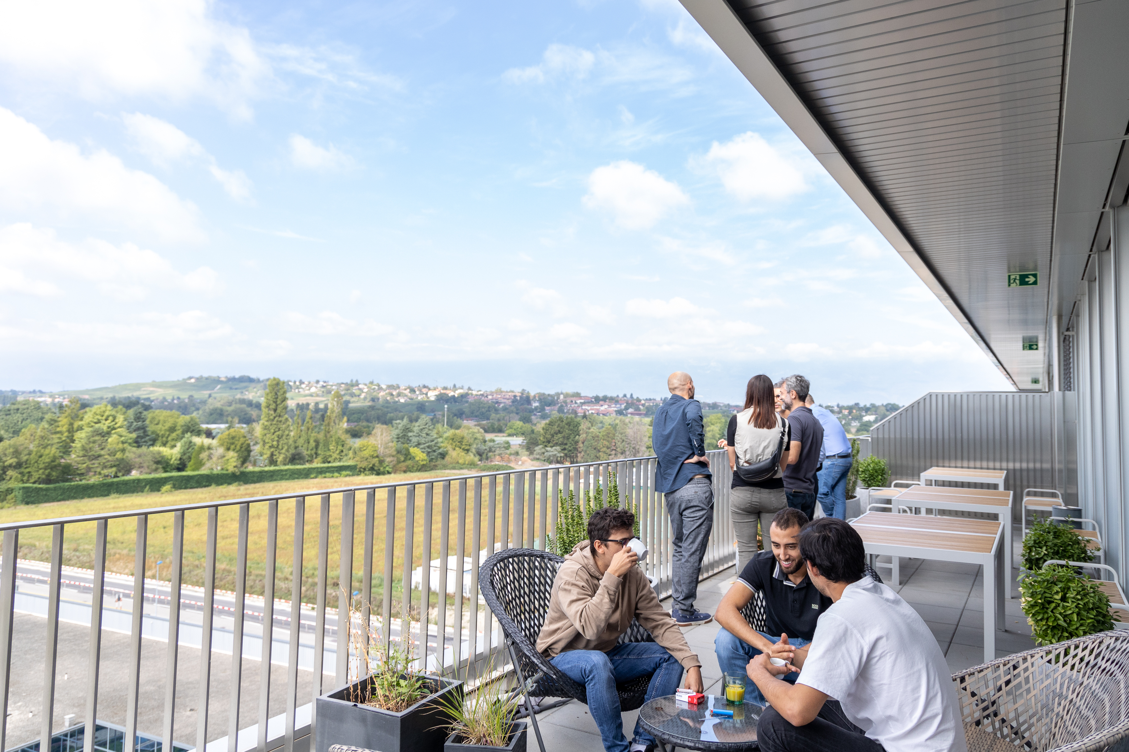 Small groups talking over drinks on FONGIT’s terrace