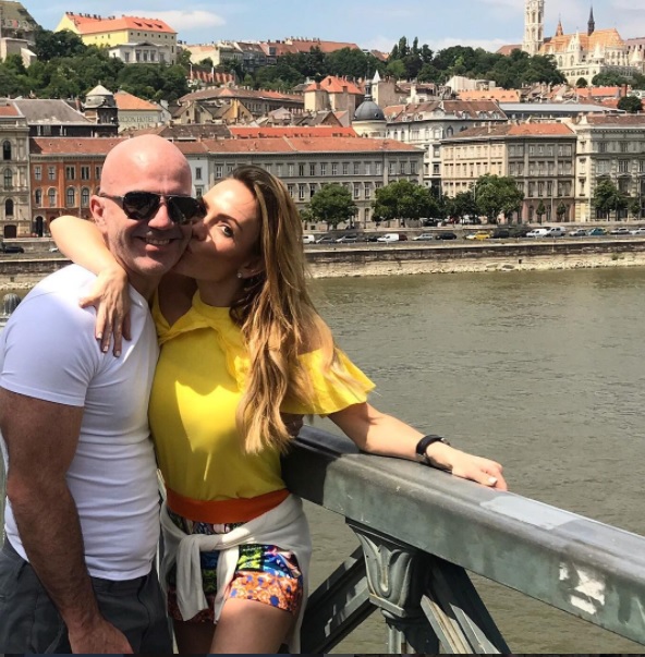 Francisco Oliveros and Érika Zaba together beside the river in Budapest