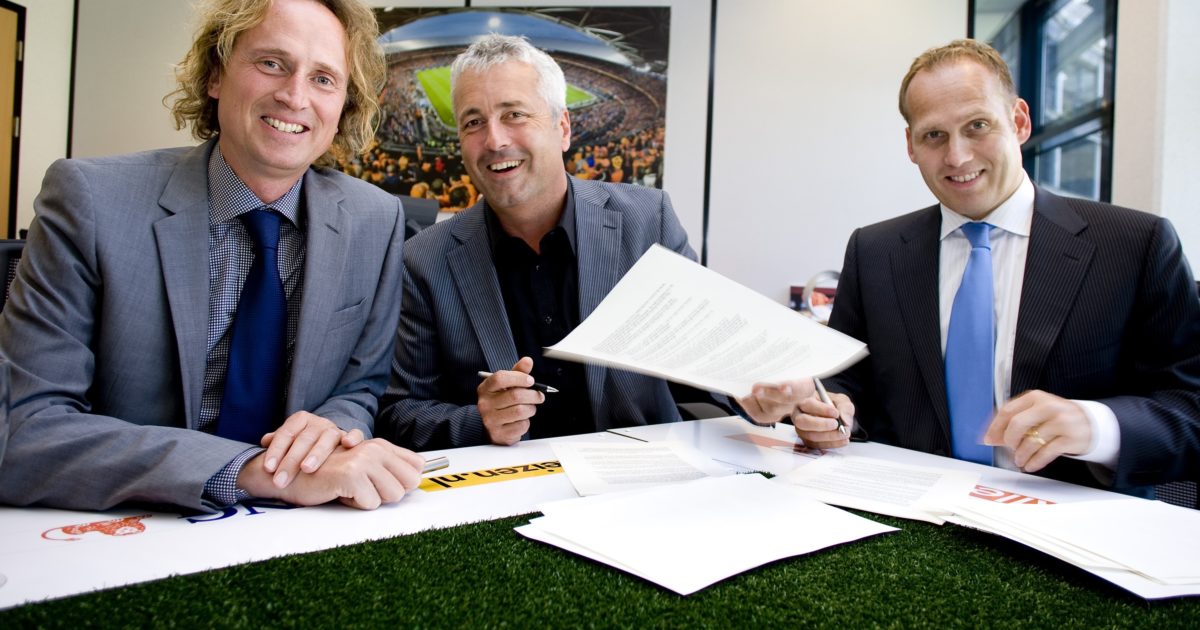 Frank Bijman, Jean-Paul Decossaux and Harrie Linders signing the Toto KNVB Cup sponsorship agreement in 2009