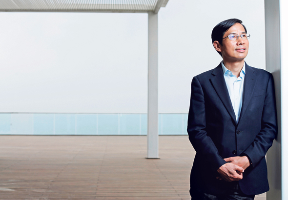 Fred Hu standing beside a window during his 2018 Tel Aviv visit