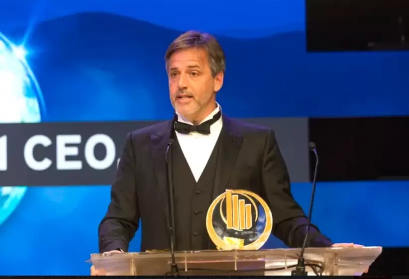 Gaston Taratuta speaking at a lectern with his EY entrepreneur award