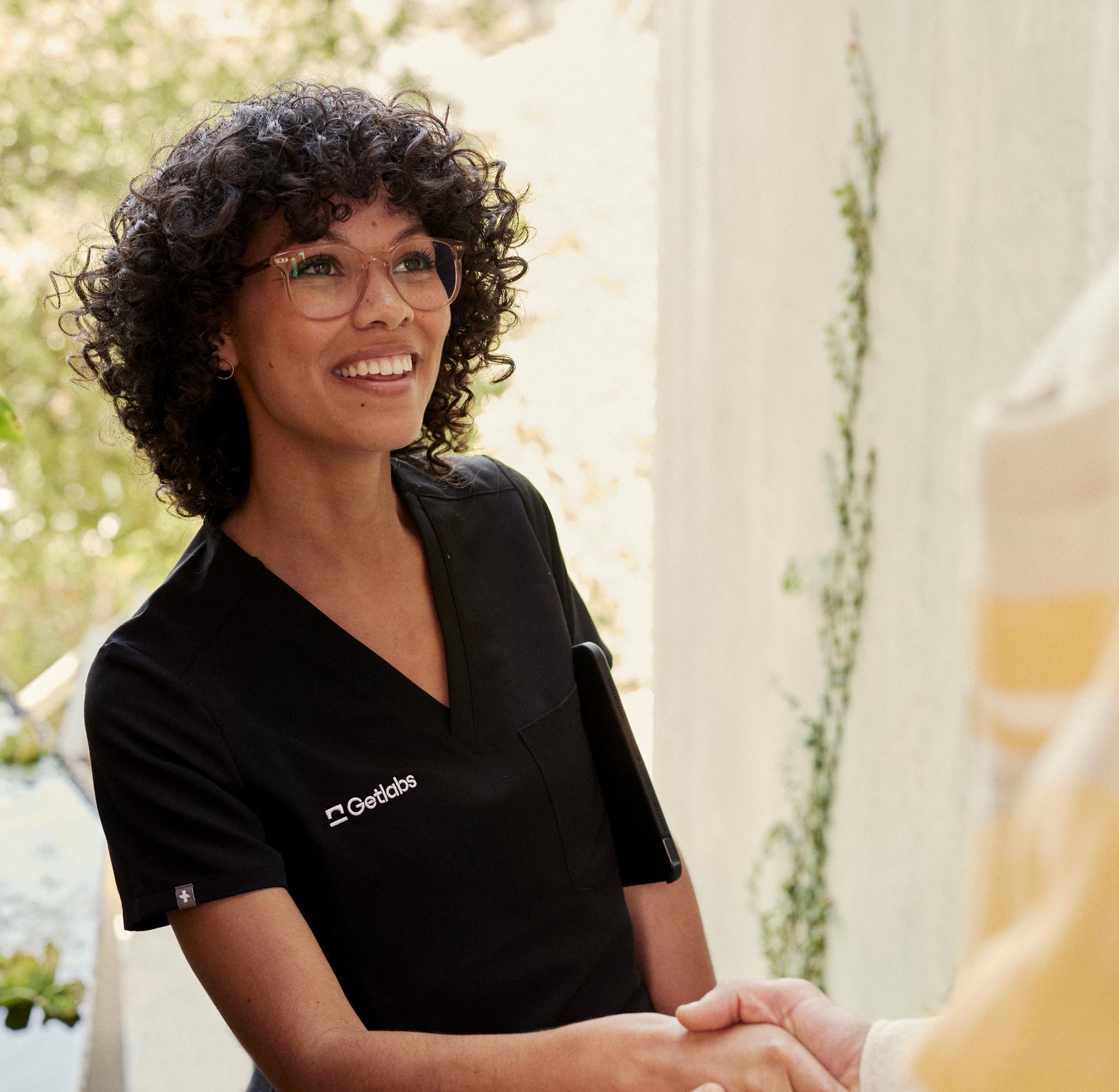 Getlabs specialist greeting a patient during a home visit