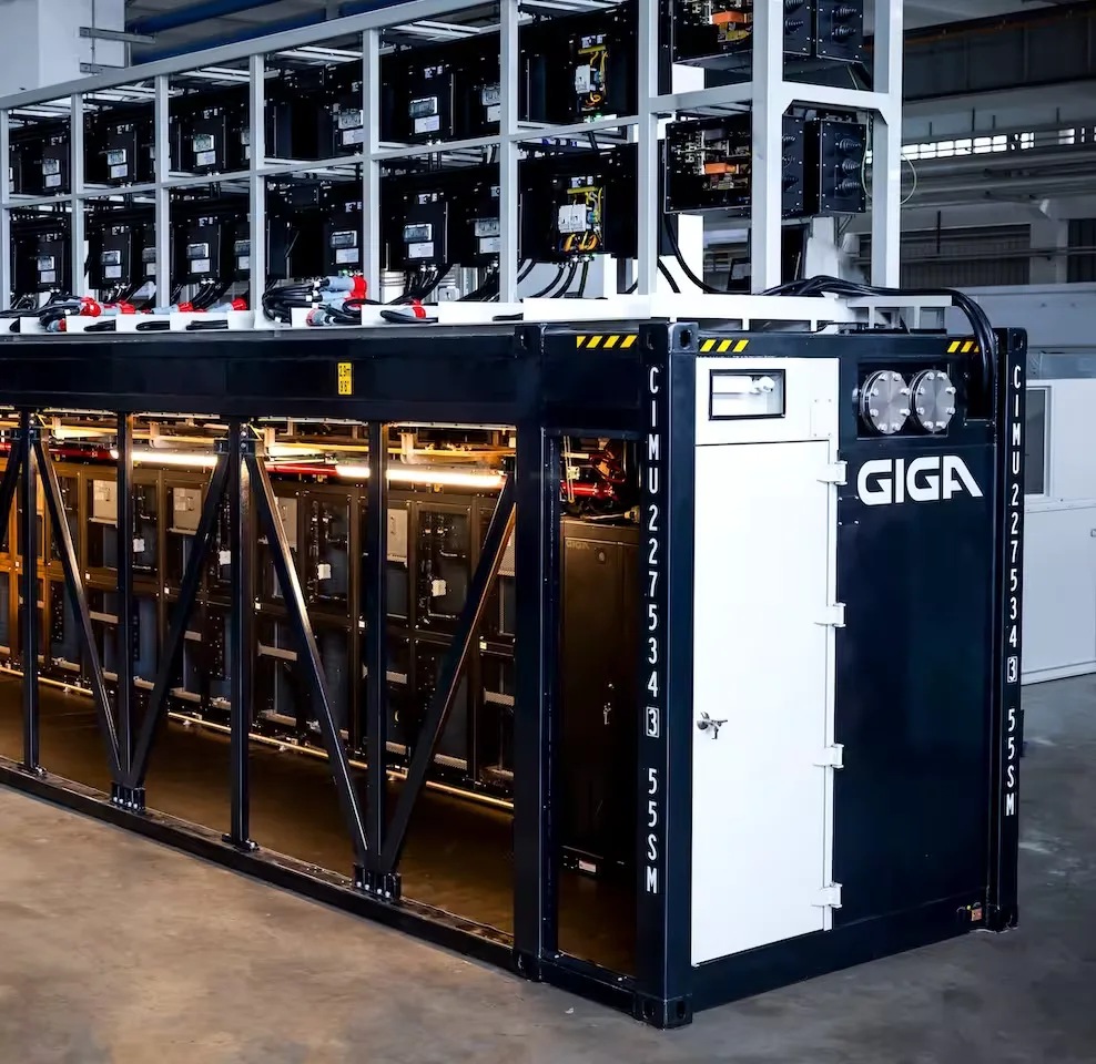 GigaPod module with electrical assemblies above an enclosed compute space