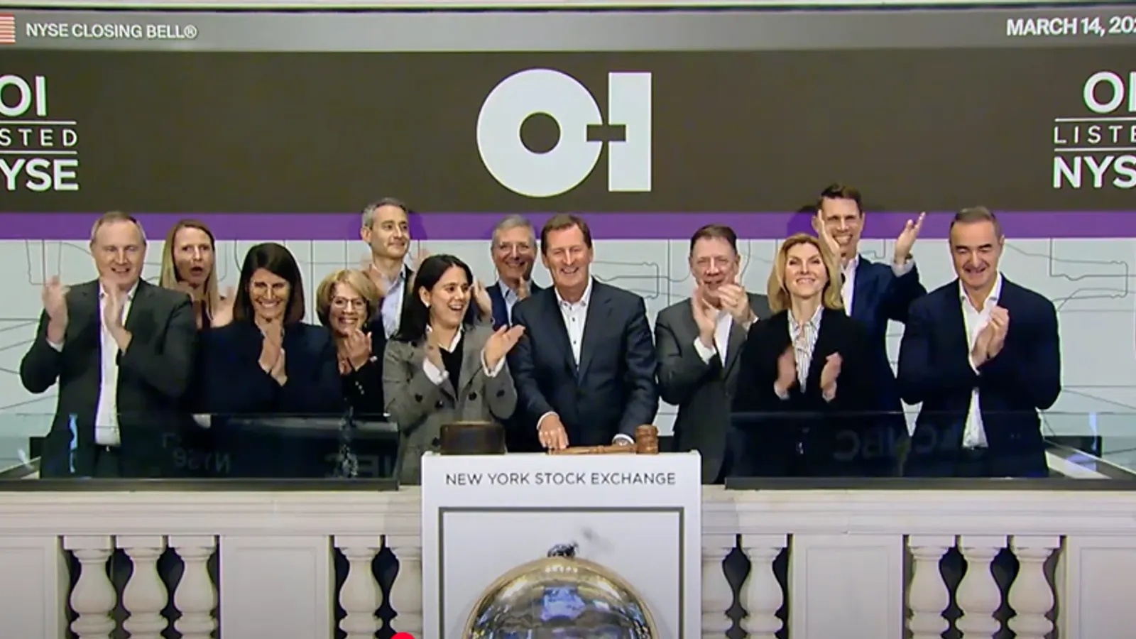 Gordon Hardie, center, ringing the NYSE closing bell with O-I colleagues