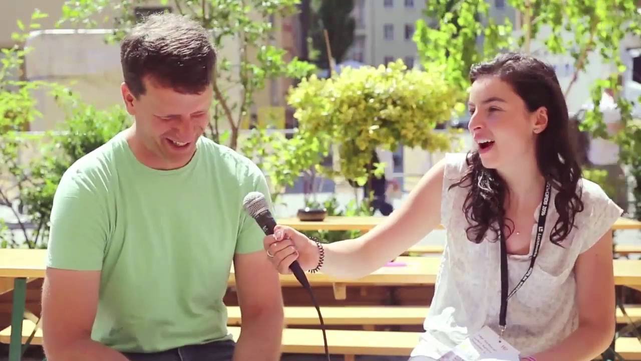Grant Ingersoll speaking with interviewer Nina at Berlin Buzzwords, seated outdoors