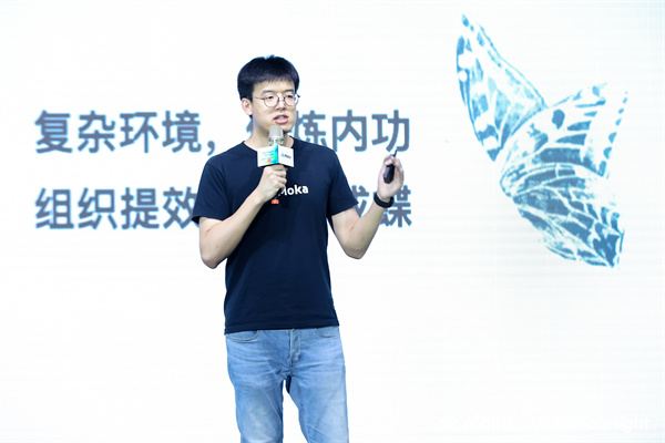 Li Guoxing speaking with a microphone at Moka's 2022 product launch