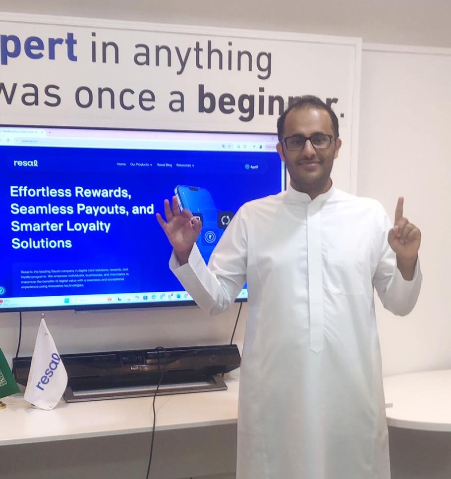 Hatem Kameli beside a screen presenting Resal’s rewards, payouts and loyalty products