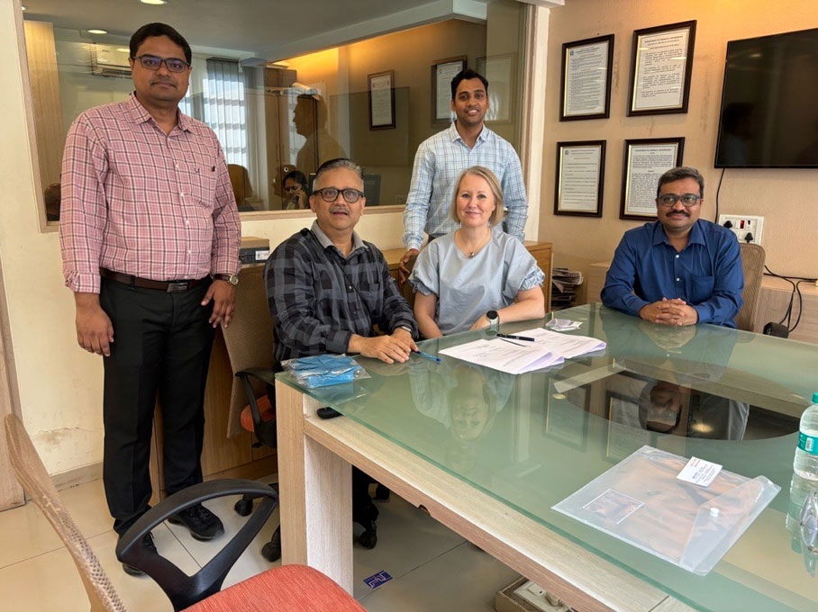 Representatives of ICT Mumbai and H.E.L Group at the research-agreement signing
