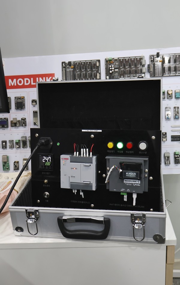 An EdgeCross MODLINK demonstration case wired to an industrial controller and control buttons