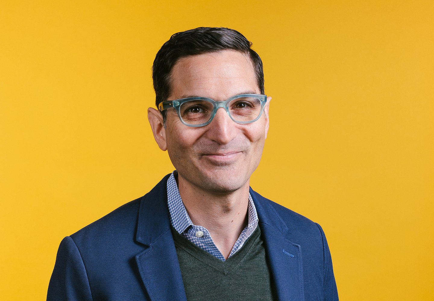 Guy Raz in a portrait from his official website