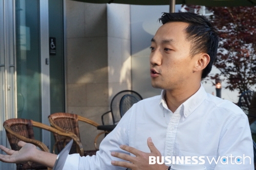 Dino Ha gesturing while discussing Memebox in Palo Alto in May 2014