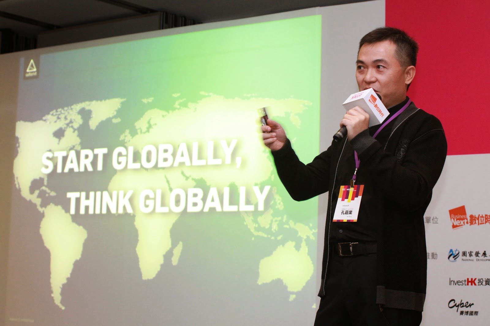 Ian Kung speaking at Meet Taipei 2014 beside a slide reading Start Globally, Think Globally