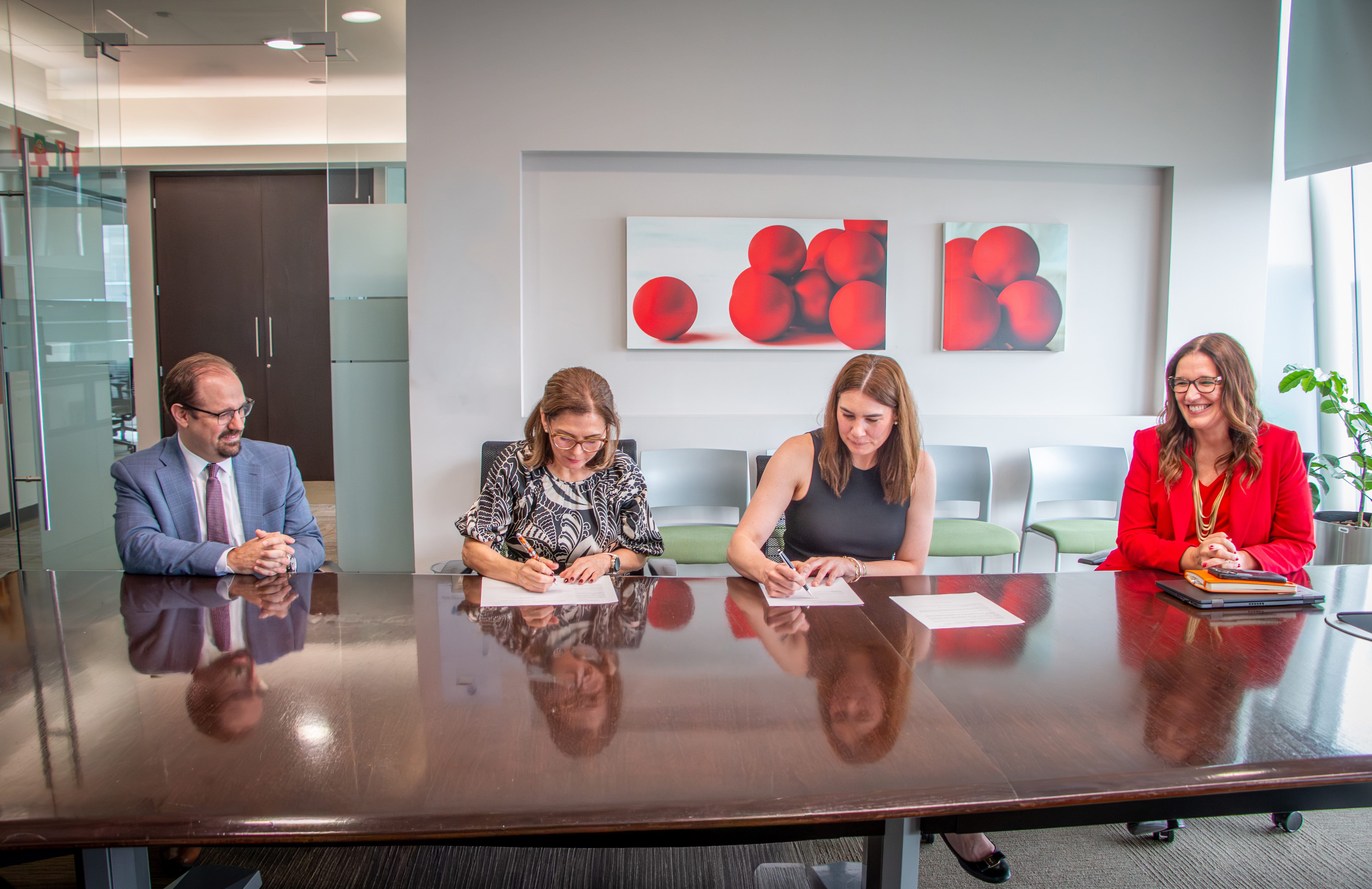 Participants at the IDB Lab and Fondo de Fondos México partnership signing.