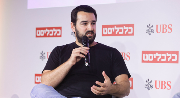 Ido Susan holding a microphone during a Calcalist conference conversation