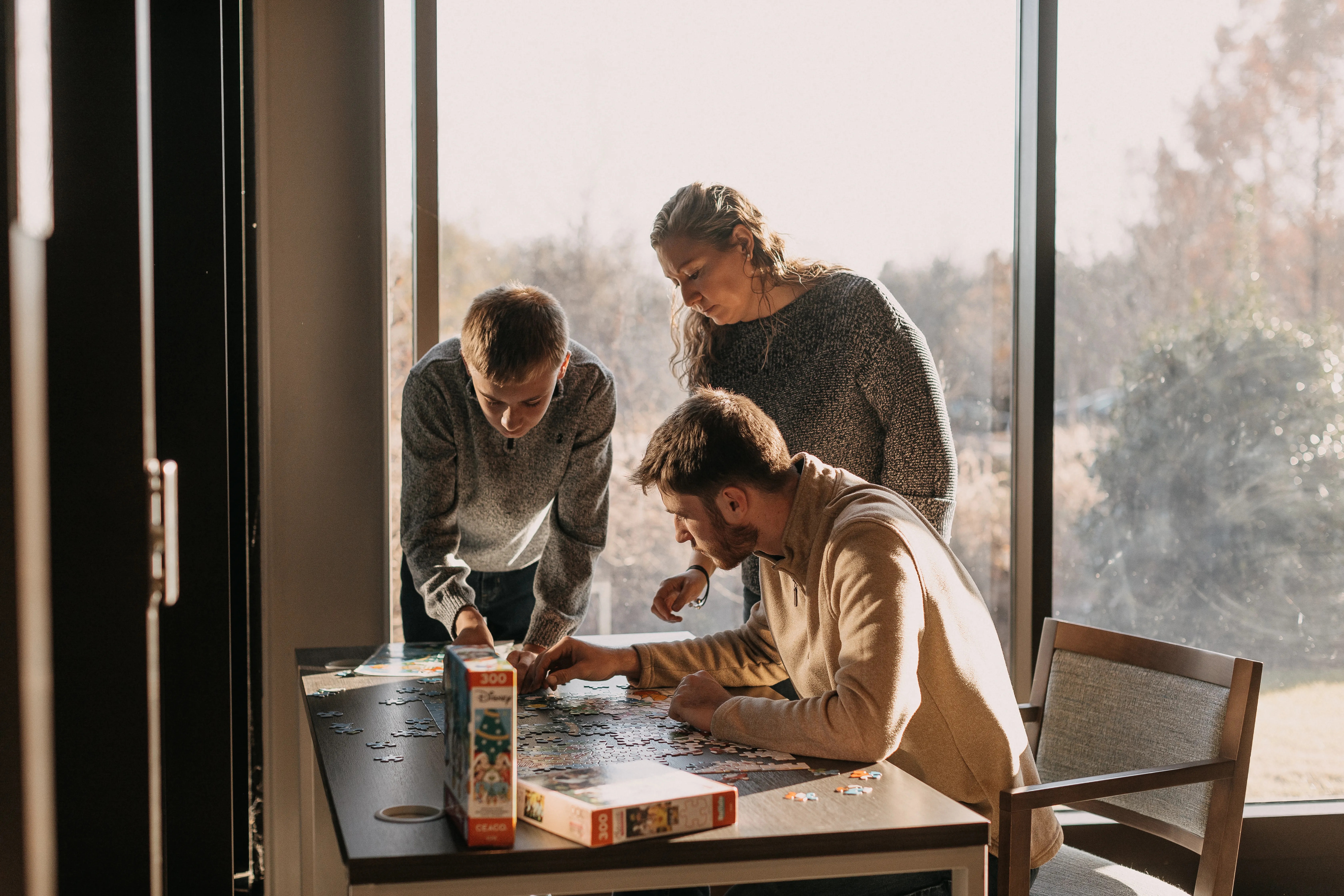 Indivior colleagues working together on a tabletop puzzle
