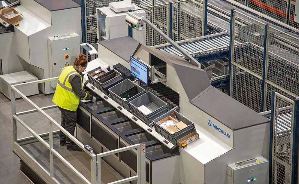 High-performance pick stations connected to the automated Manitou storage system