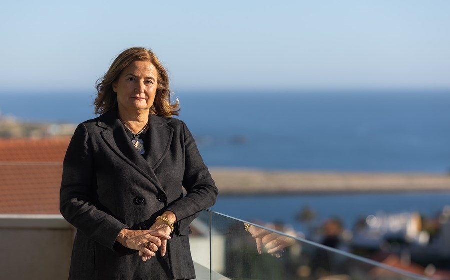 Investors Portugal president Lurdes Gramaxo standing on a terrace overlooking the sea