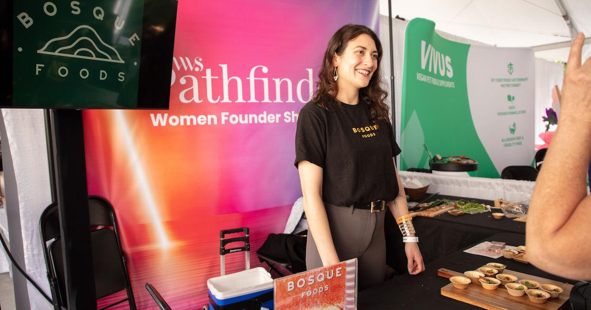 Isabella Iglesias-Musachio speaking with visitors at the Bosque Foods booth during the 2023 Vegan Women Summit