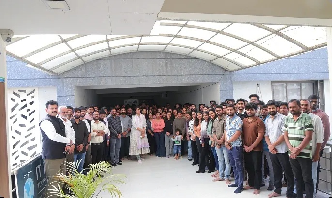 IT IDOL team gathered for a group photograph on a covered terrace