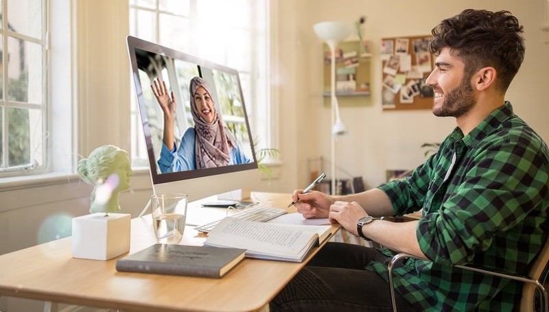 italki’s illustrative photograph of a learner smiling during a video lesson