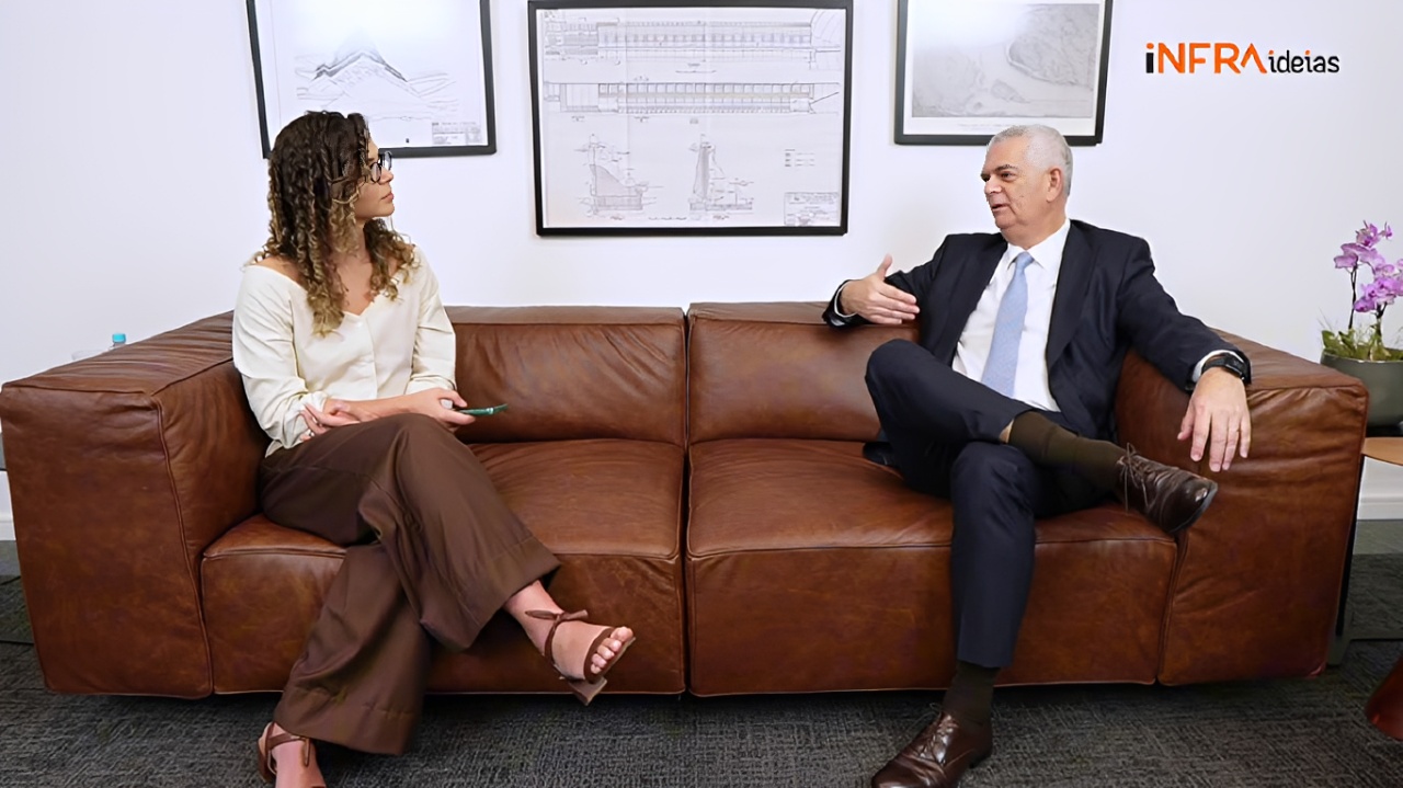 Marisa Wanzeller interviewing Ivan Monteiro on a brown leather sofa at AXIA's headquarters
