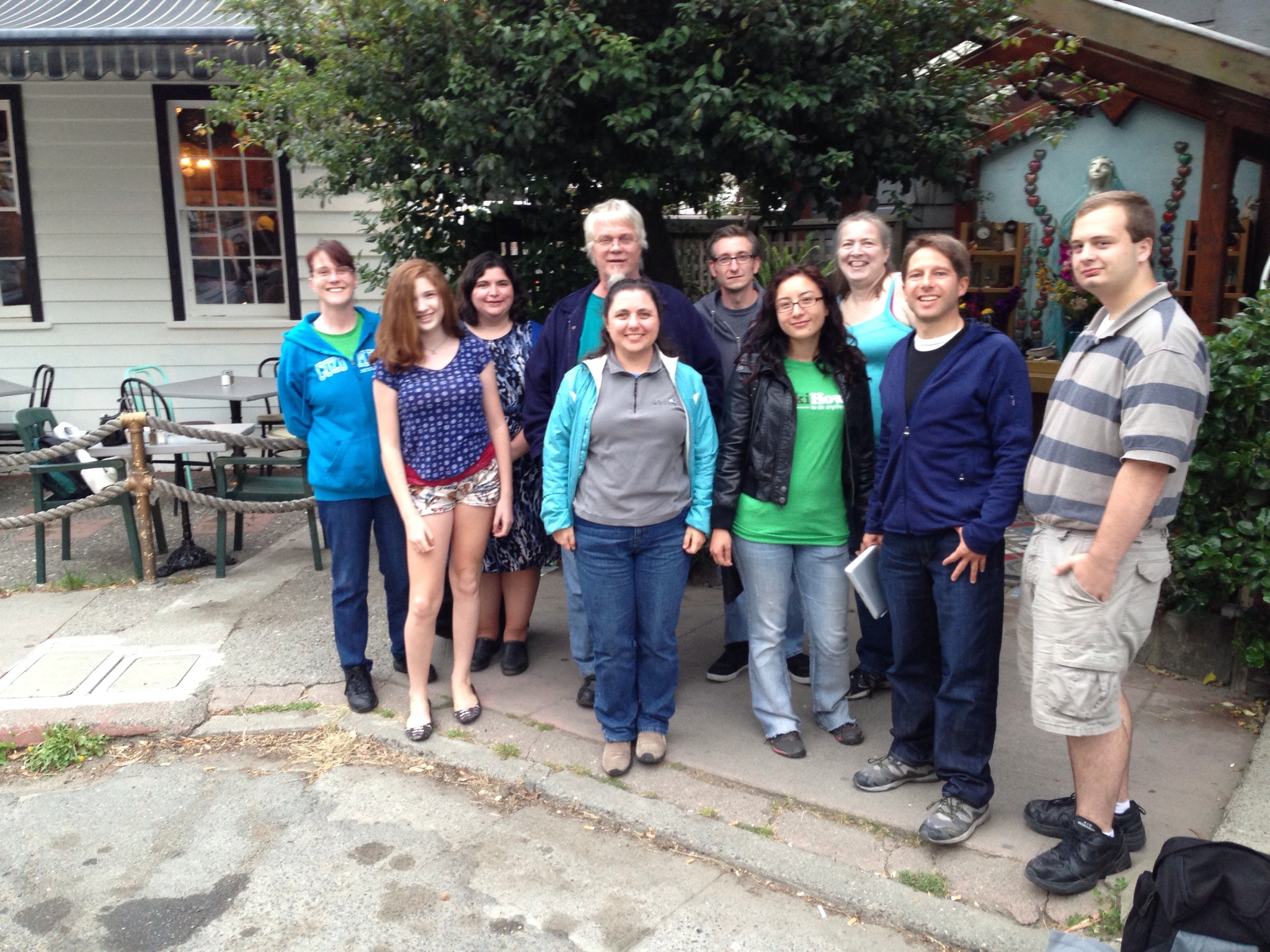 A group of wikiHow contributors together outdoors at a 2013 meetup
