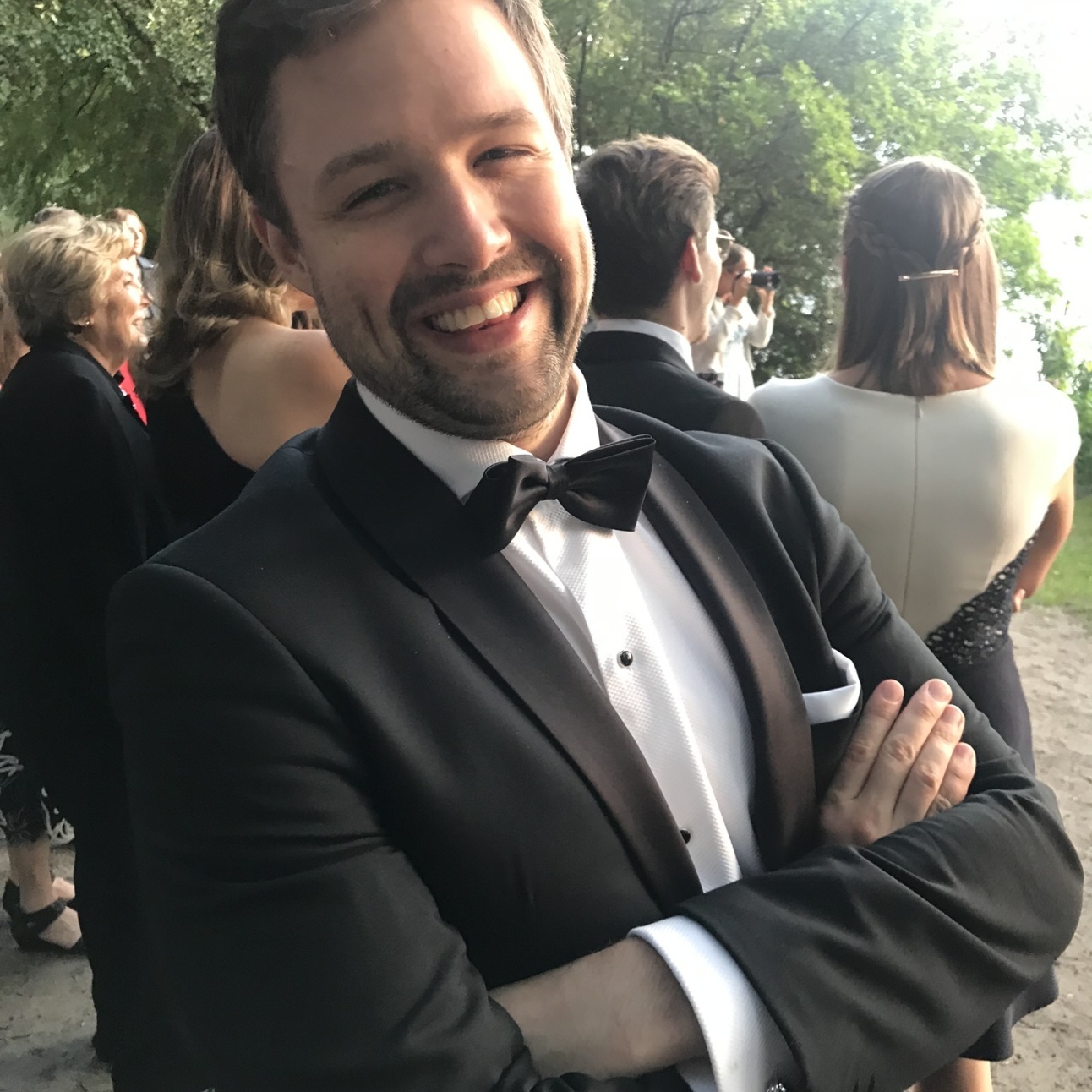 Jan-Philipp Mohr smiling in a dinner jacket at an outdoor gathering