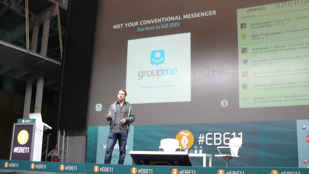 Jared Hecht presenting GroupMe onstage at Evento Blog España in Seville in 2011