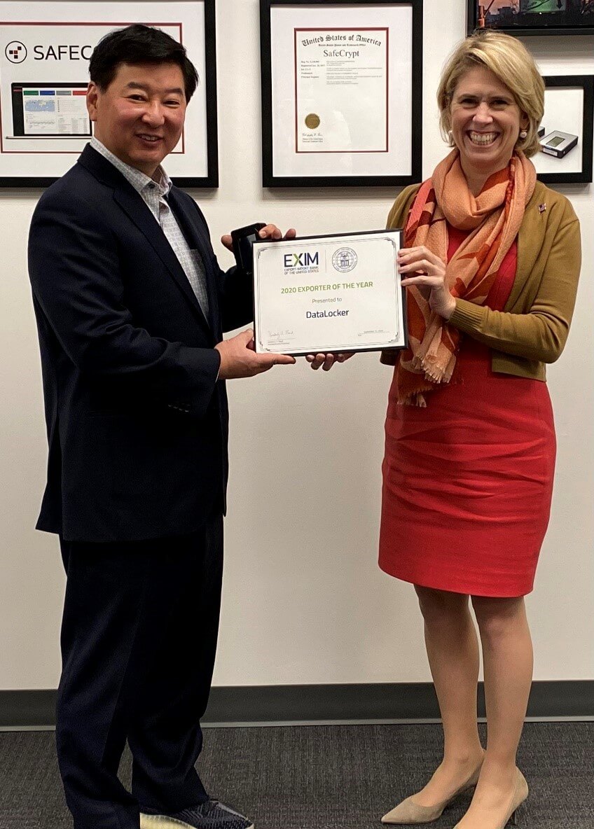 Jay Kim and EXIM Chairman Kimberly Reed hold DataLocker's 2020 Exporter of the Year certificate