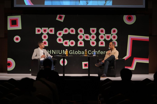 Jay Krishnan on the left in conversation with Shailesh Lakhani on stage